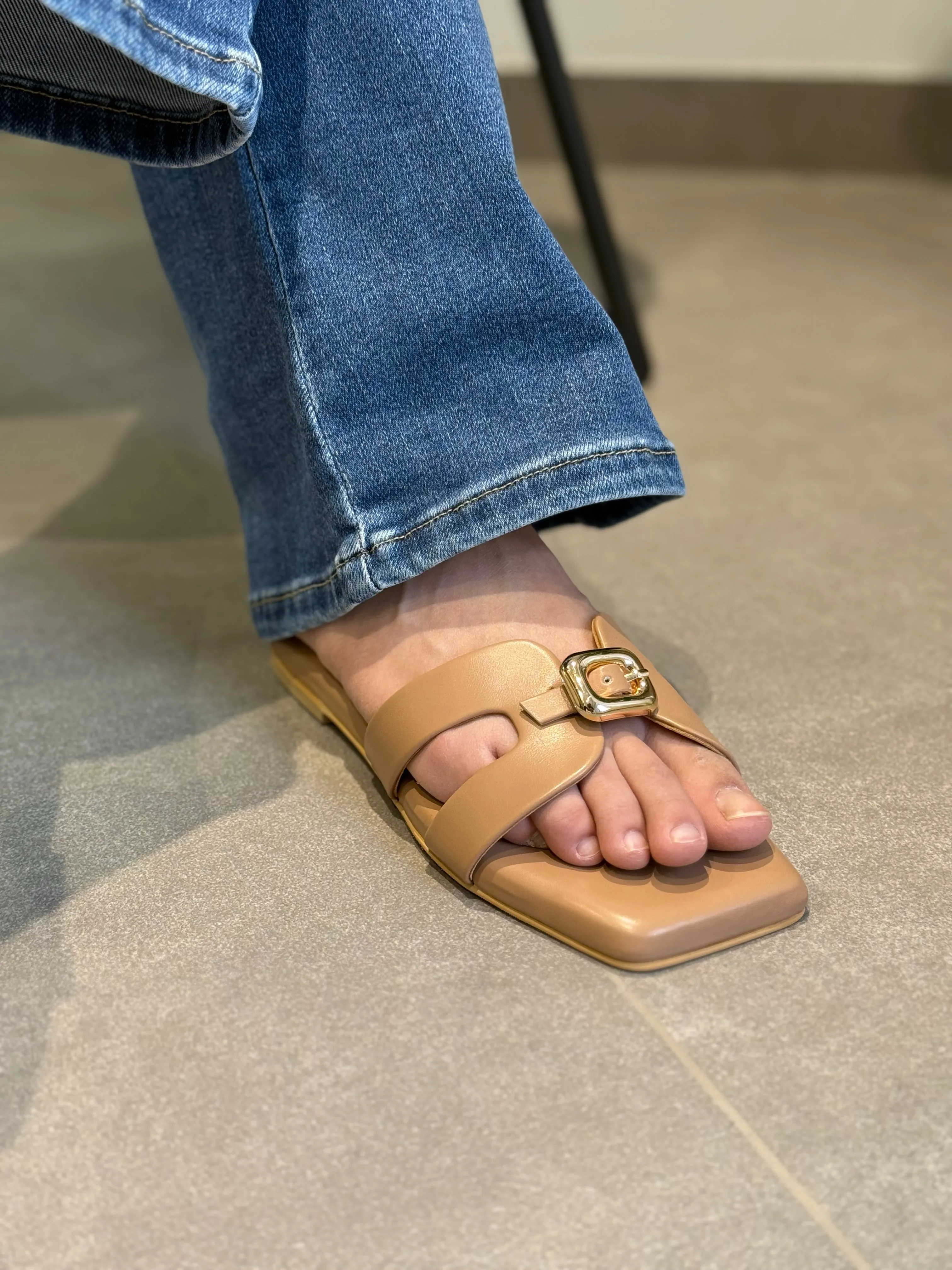 BUCKLE ME UP - Nude Flats