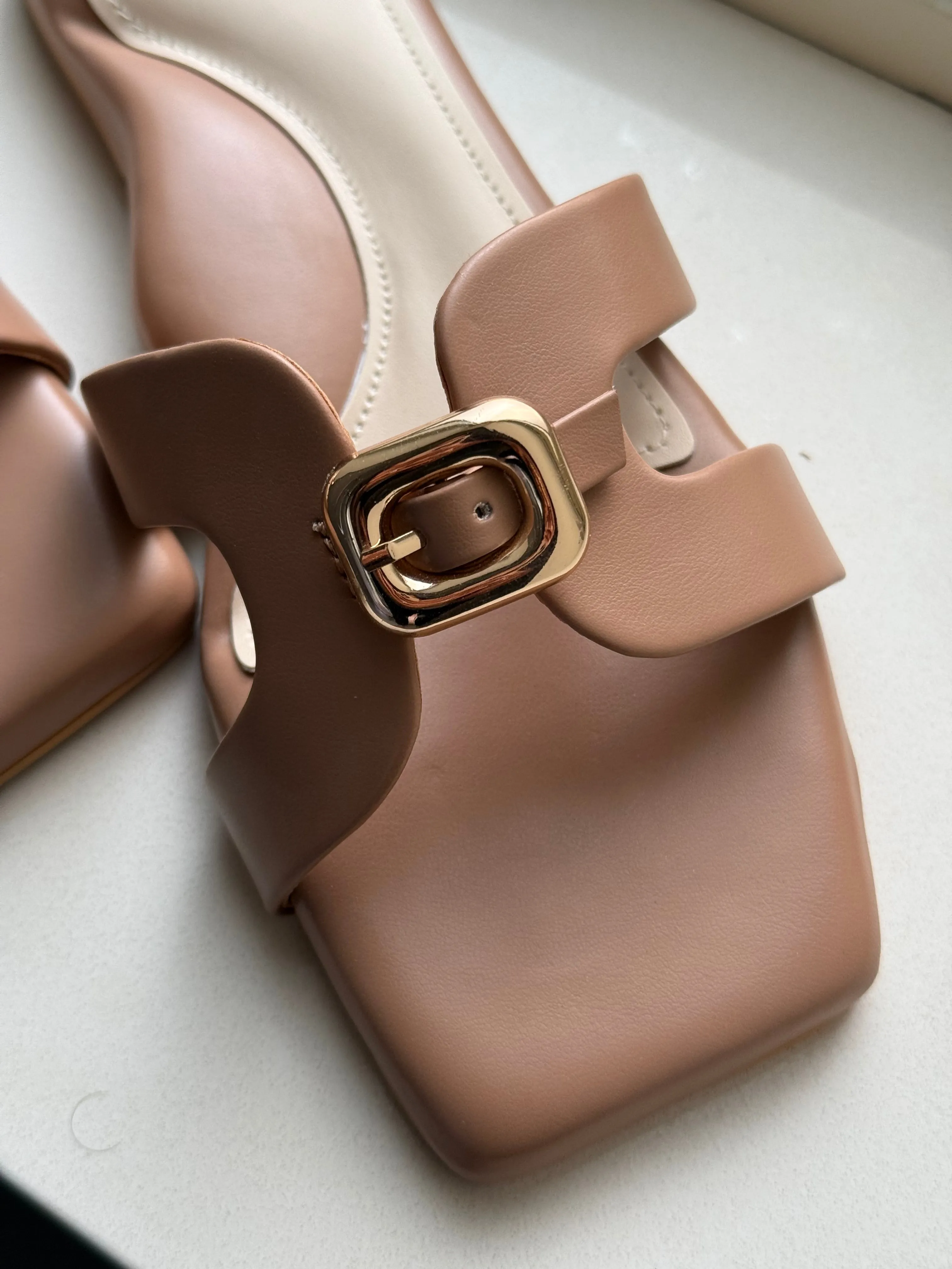 BUCKLE ME UP - Nude Flats